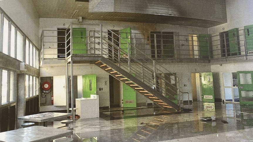 Prisoner found not guilty of role in riot over cigarettes and dessert
